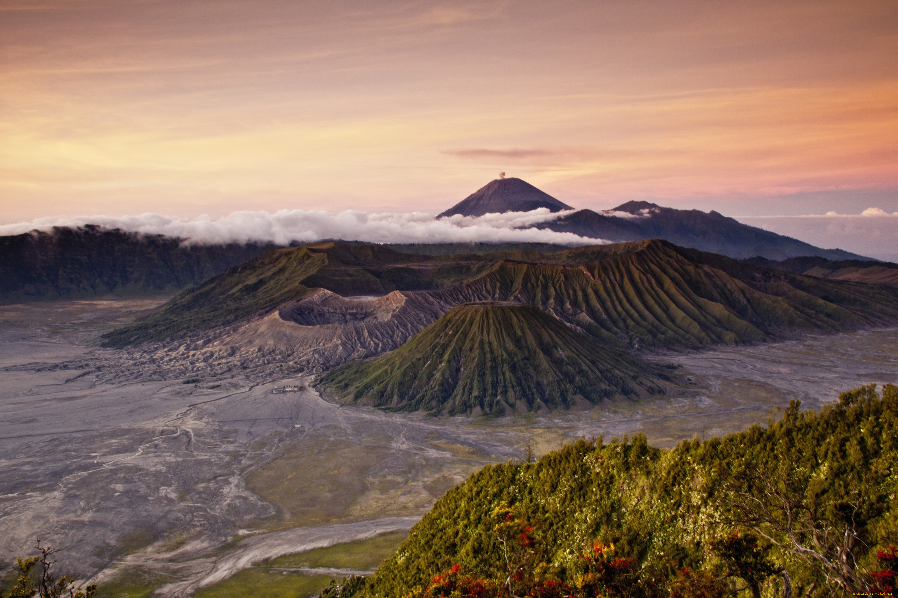 Volcanoes mountains. Вулкан семеру Индонезия. Национальный парк «Бромо-Тенгер-семеру» - Индонезия. Вулкан Бромо, Индонезия, острова Ява. Гора Бромо вулкан в Индонезии.